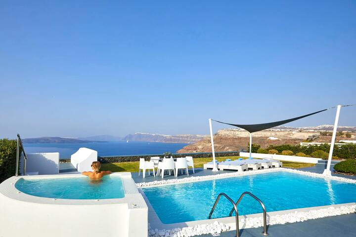 Serenity Villa with caldera view & heated pool