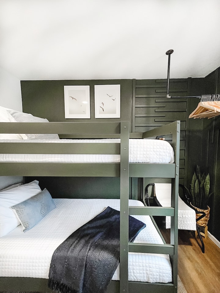 Втора спална соба со двокреветни кревети на спрат. Совршено за деца!