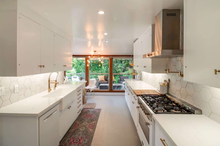 Architectural Gem Mid Century Modern in the Trees gallery image 3