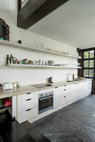 Chic Architectural House Perched on a City Bowl Hillside gallery image 3