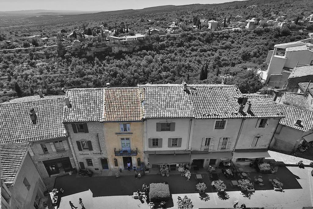 The flat is located in the center with a double view :-)
