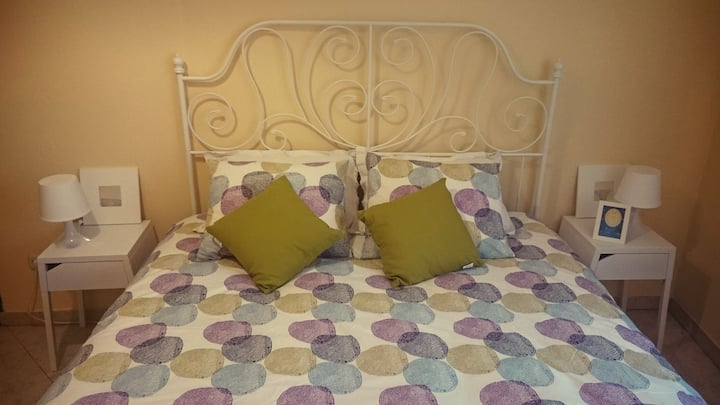 卧室-床铺尺寸： 200 x 160厘米 