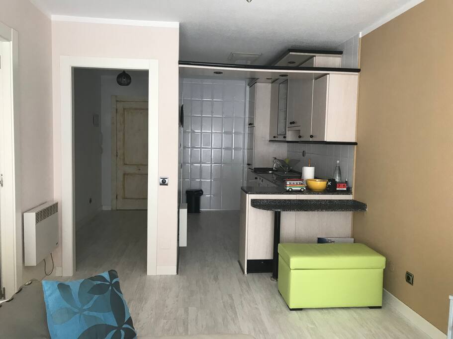 Aspecto de la casa desde el salón,que por motivos de privacidad no lo muestro en ninguna foto.En el puff verde encontrarás una DVDteca interesante.Si la usas,respétala.