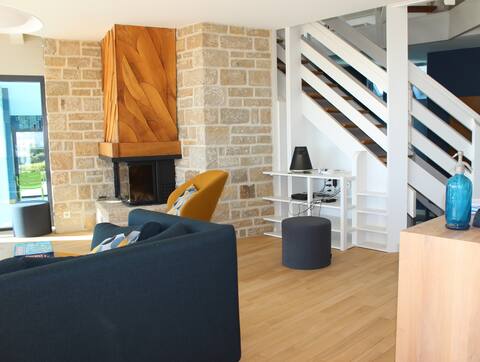 Successful Airbnb property: Villa, beautiful sea view, indoor pool in Loctudy