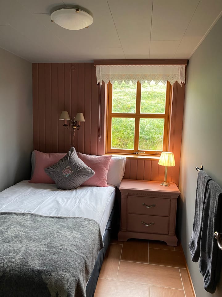 120 krevate të rinj të rehatshëm dhe gjithashtu gjen vend  për bagazhe dhe rroba të varura.  Natyrë e bukur nga dritarja.  Dritarja e arratisjes dhe perdet e verbuara