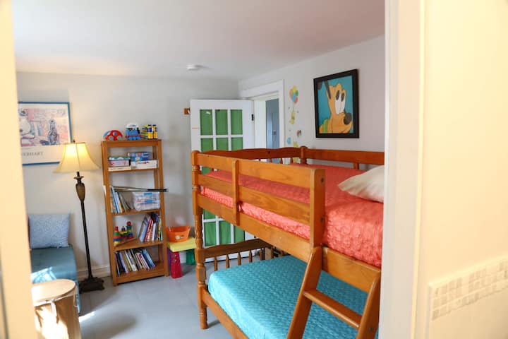 Dhomë gjumi për fëmijë e kompletuar me krevate marinari (mund të ndahet), lodra dhe lojëra tavoline.
