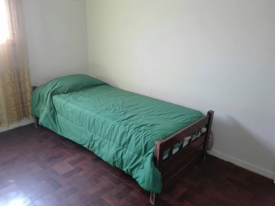 Habitacion privada para tres huespedes con llave,cuenta con una cama cucheta y una simple.