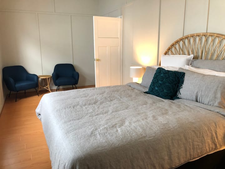 غرفة نوم بسرير كبير برداء واقي