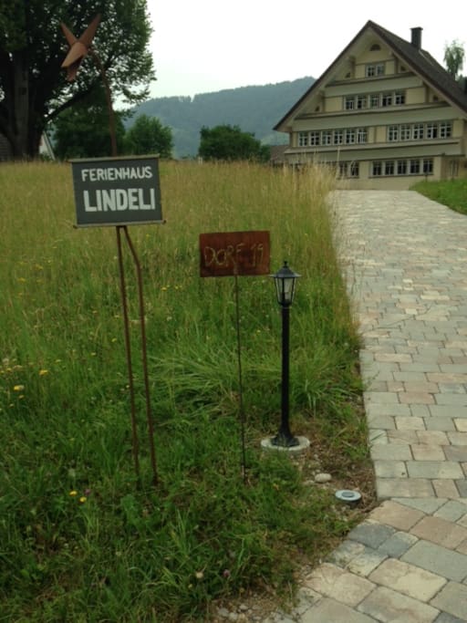 Damit man das Haus auch findet, ist an der Strasse das Schild und die Hausnummer angemacht : -).