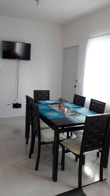 comedor para 6 personas, pantalla, wifi, aire acondicionado.