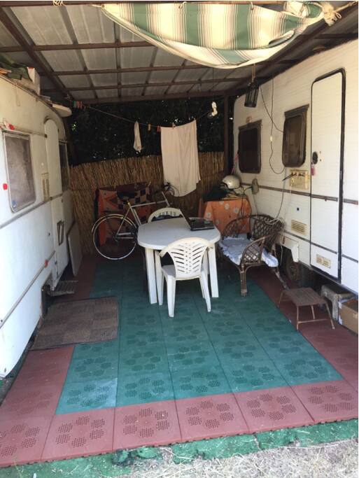 Spazio pavimentato tra le due rouolotte..area soggiorno.