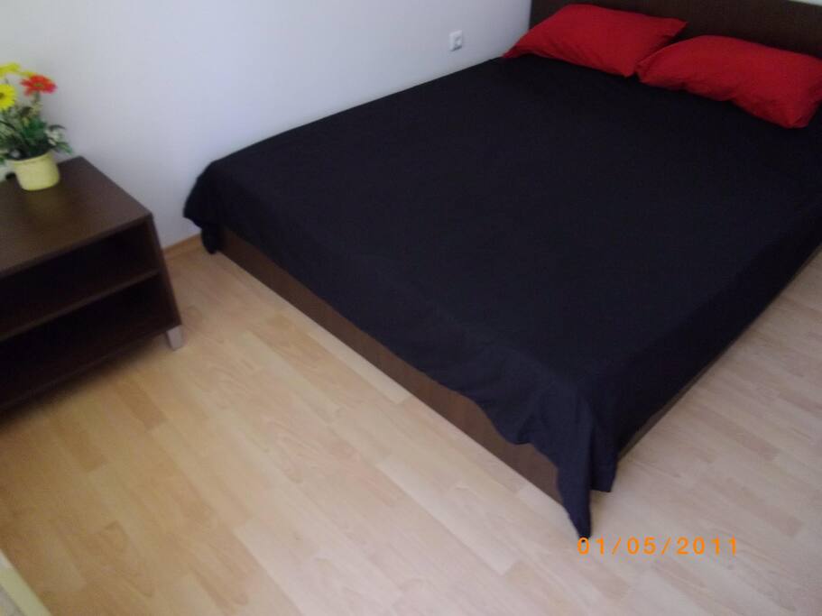 bedroom kingsize bed