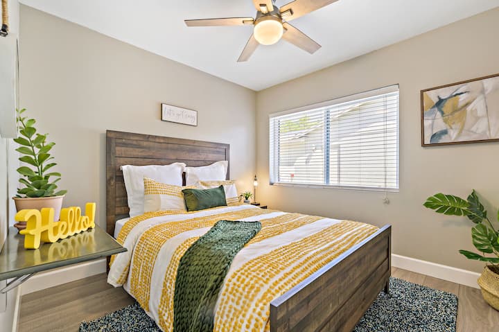 2. spavaća soba s bračnim krevetom i malim zidnim radnim stolom