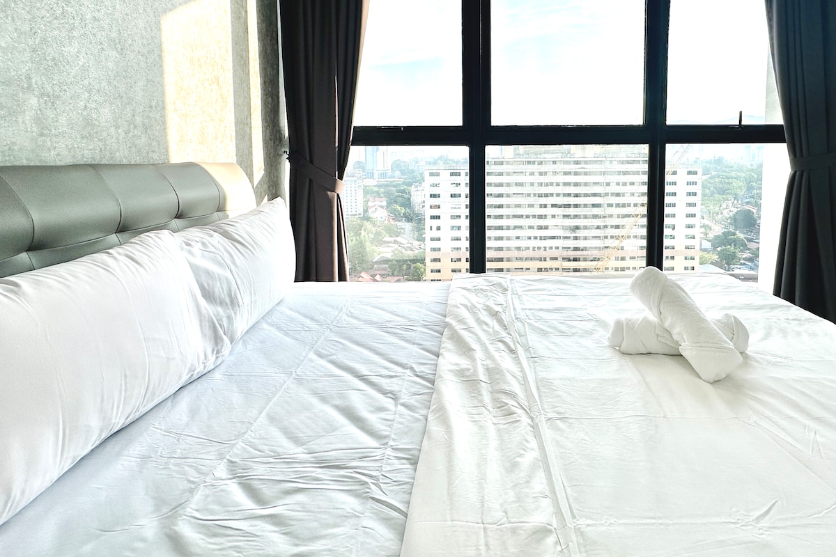 3 dhoma gjumi, 2 krevat dopio "queen", 3 krevat tek, dyshek 2 katësh, 2 banjë,