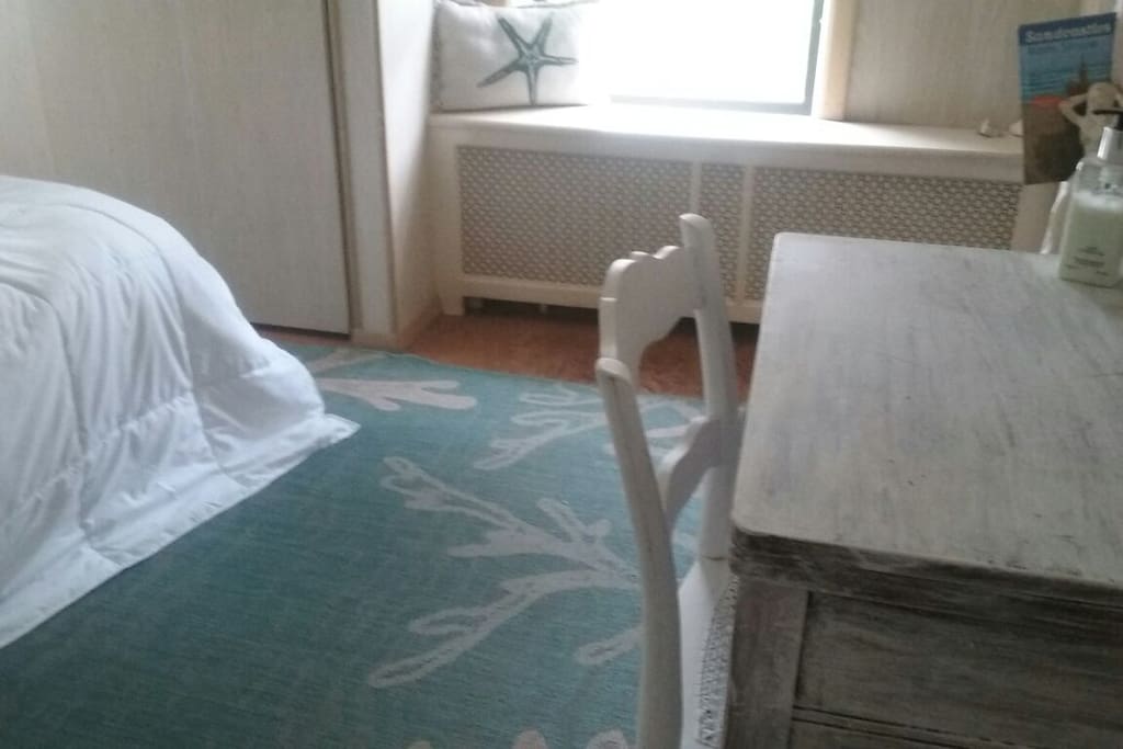 OCEANO
King size bedroom has attached bathroom with salt air breezes coming off Moriches Bay ,across the street.You hear the morning glory as Momma & Poppa feed their young.The tweets of the new born birds are meditative and sooth the soul.