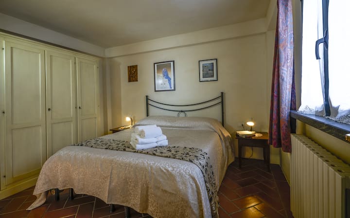 DEPENDANCE Begonia. DORMITORIO.                                       
 VILLA IL BORRACCIO