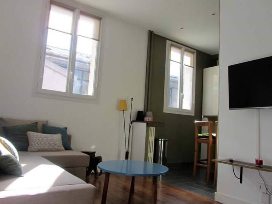 Pièce principale, vue sur la cuisine et la TV