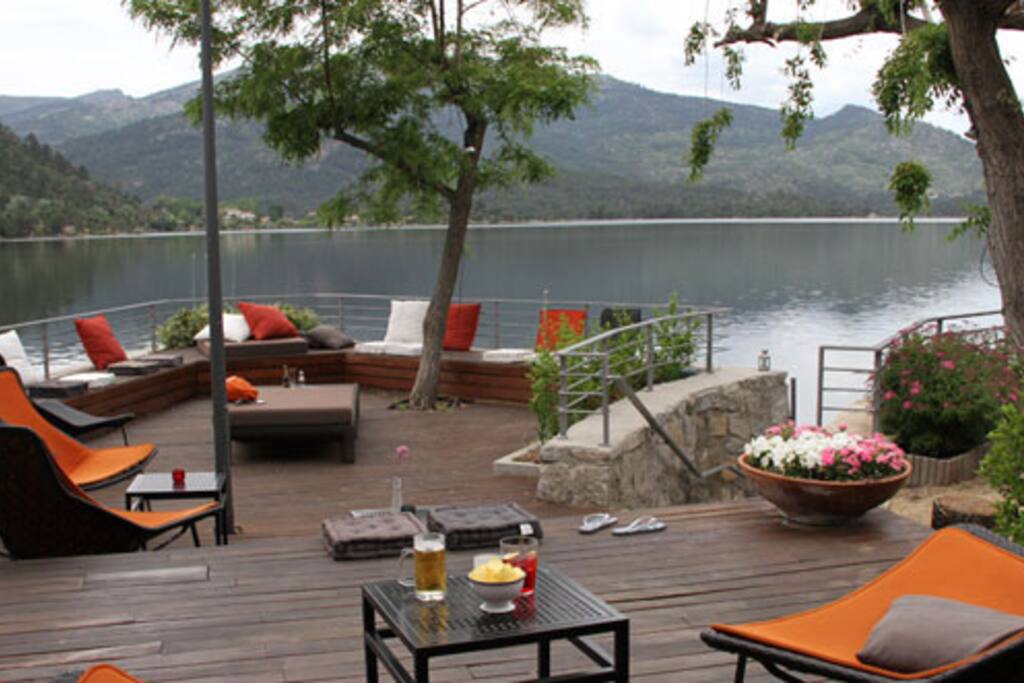 Terraza de uso público sobre el embalse