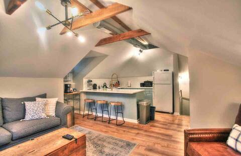 Adorable Carriage House East Lake Forest