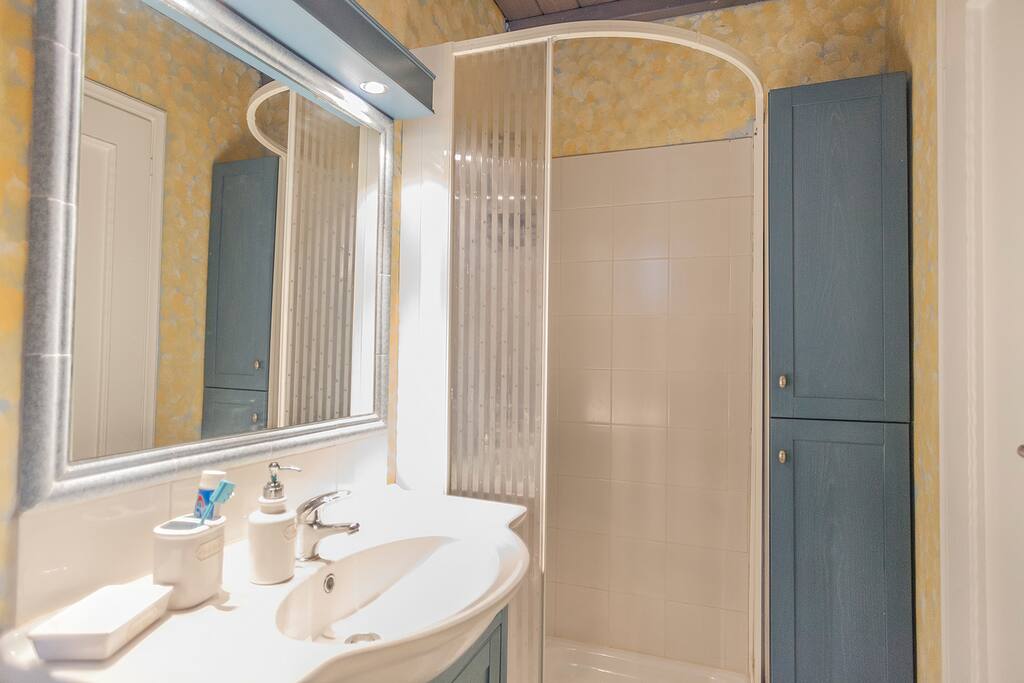 Bathroom 1, en suite