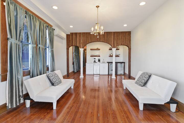 Prime Location! Entrance of Frenchmen! gallery image 2