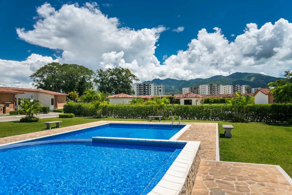 Pool at 2 minutes walking distance from house and mountain view