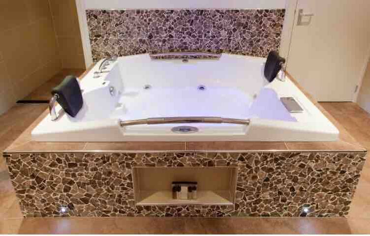 LUXE suite and JACUZZI in CENTRAL The  Hague