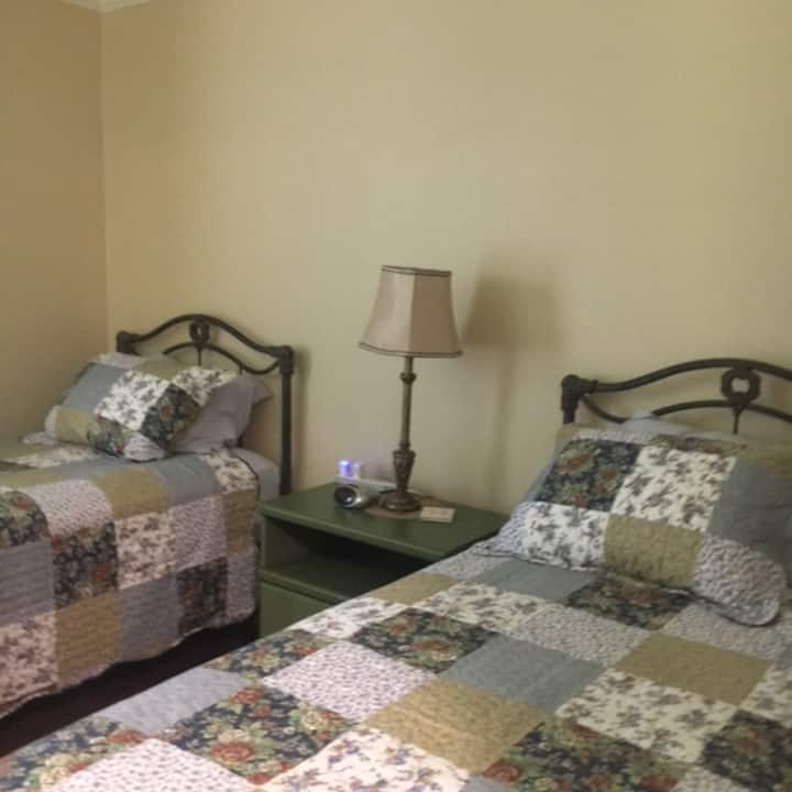 Vitanda pacha vilivyo na magodoro mazuri,  meza ya usiku  na kituo cha kuchaji vinaweza kupatikana katika chumba cha kulala cha kwanza. 