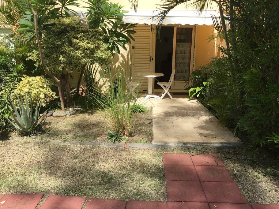 entrée appartement rdc avec son coin jardinet table et chaises
soleil matin
ombre aprés midi