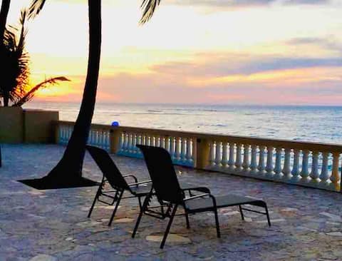 “Romantico del Mar” Beachfront/Gated/Backup Power