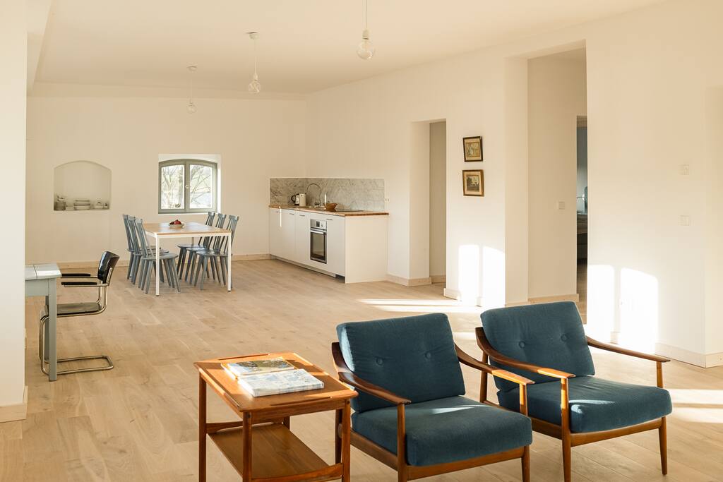 Wohnzimmer mit Küche & Essbereich