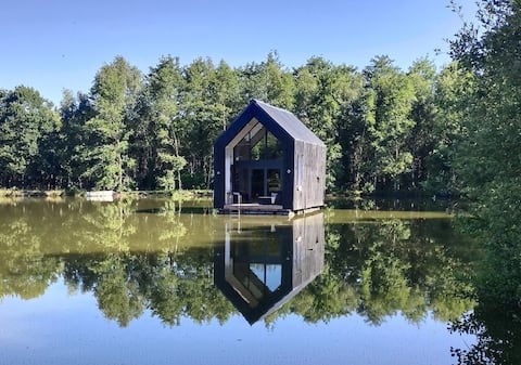 Victoria, Unusual cabin on the water,Crach Morbihan