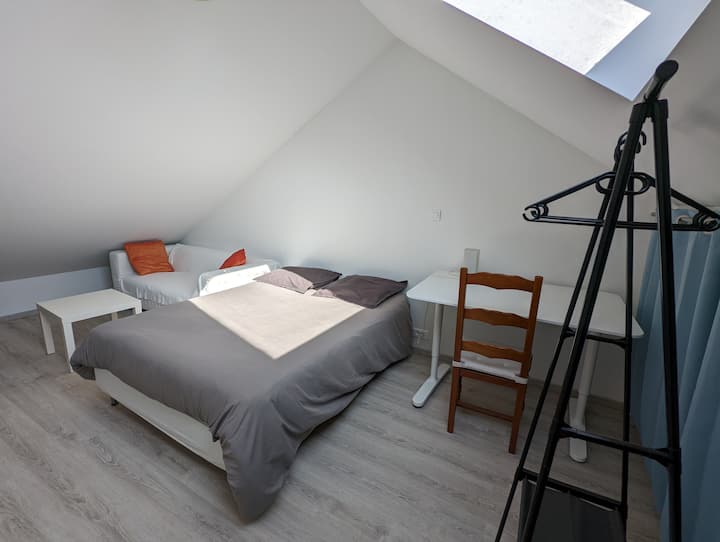 ห้องนอนพร้อมเตียงคู่