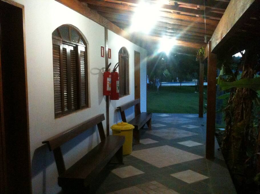 Suites com ista para a amontanha, com uma cama de casal e uma beliche,tv e frigobar