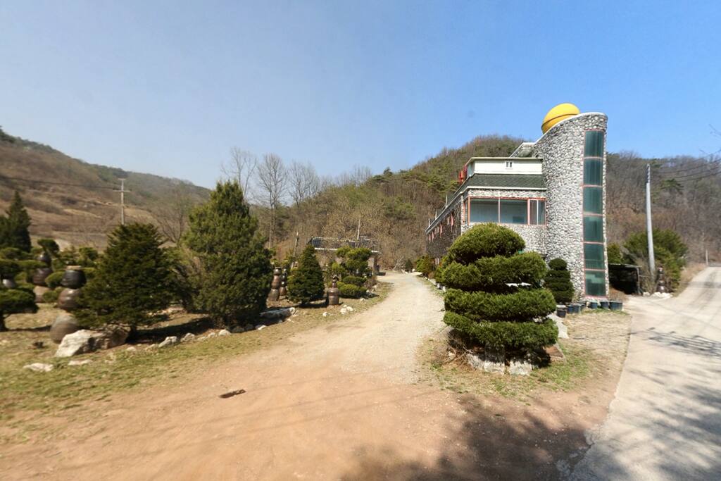 고향장으로 들어오시는 길입니다. 주차공간도 넉넉합니다!