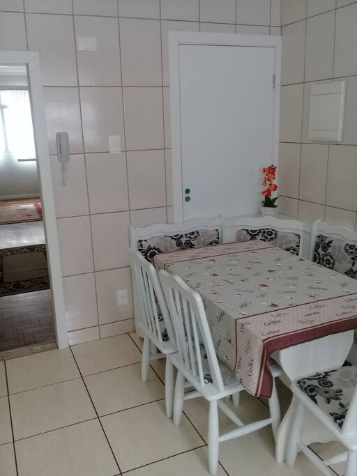 Cozinha com mesa de canto alemão