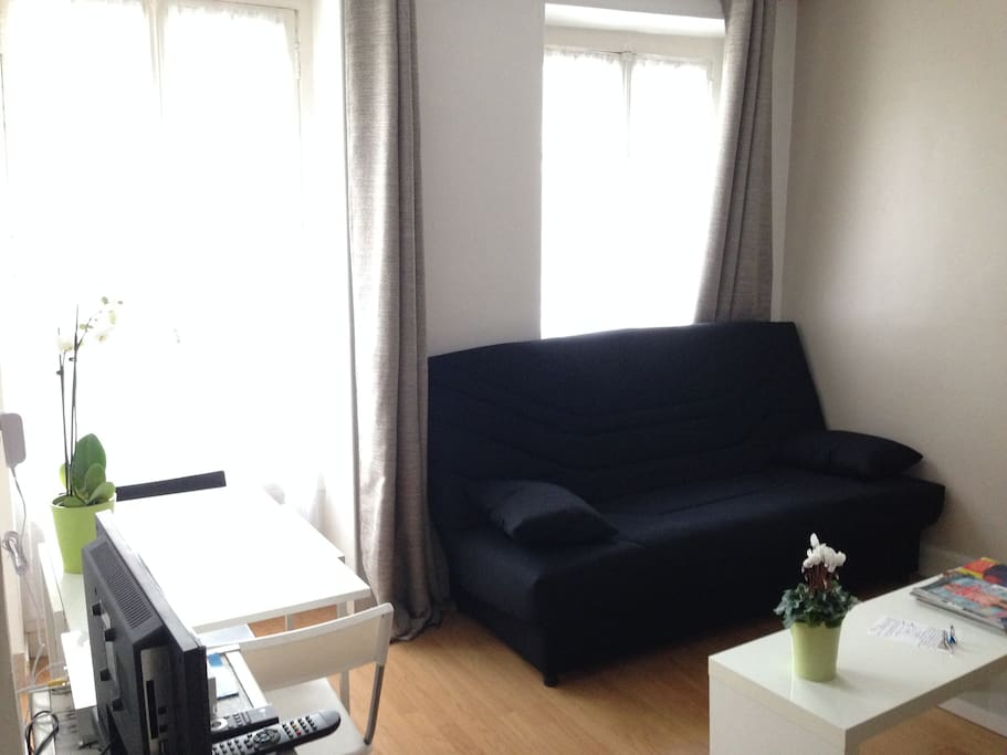 living room with 2 bed-couch confortable
