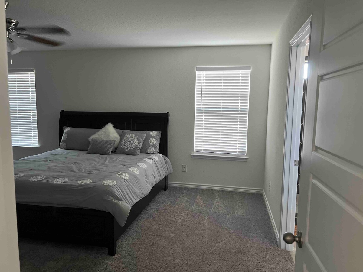 Chumba cha kulala cha Master na Kitanda cha ukubwa wa King