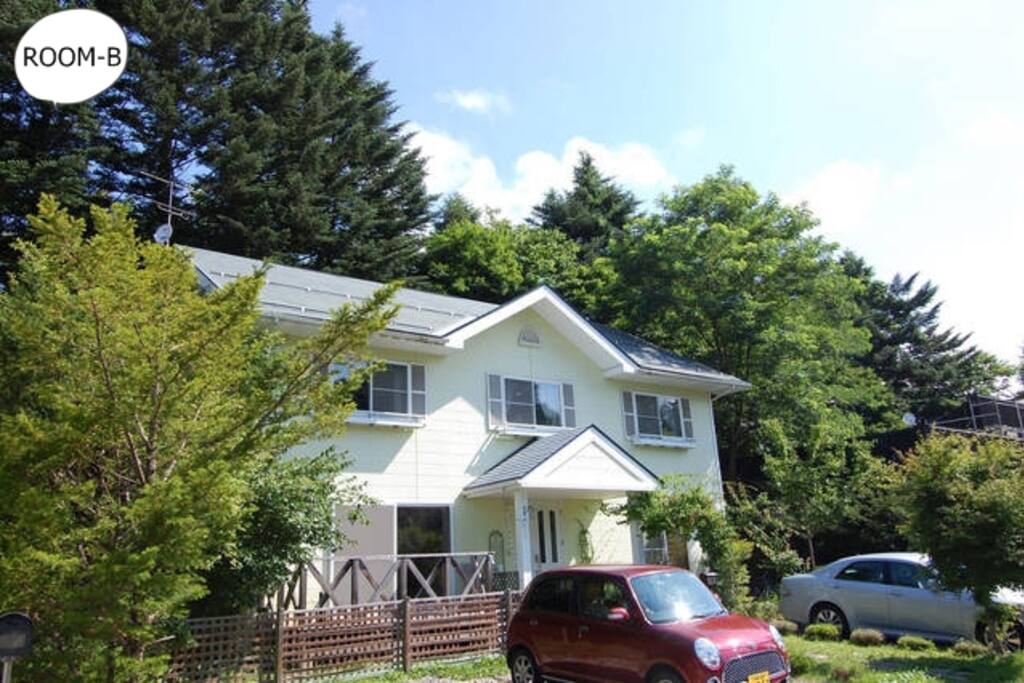 15 minutes walk from Karuizawa station "Guesthouse Chaconne Karuizawa" 3 minutes ride by taxi from the station.
3 minutes walk from Karuizawa outlet shopping center.
東京駅から新幹線で約70分、駅から徒歩15分。ゲストハウスシャコンヌ軽井沢は都会から好アクセスでリラックスなひとときをお過ごしいただける空間をご提供供しています。