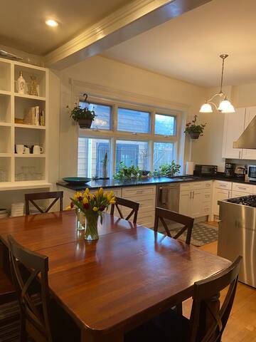 Historic Old Town, Fabulous 4 Bedroom Home gallery image 3