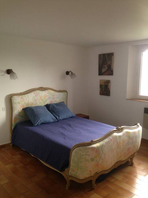Grande camera con letto di 140x190