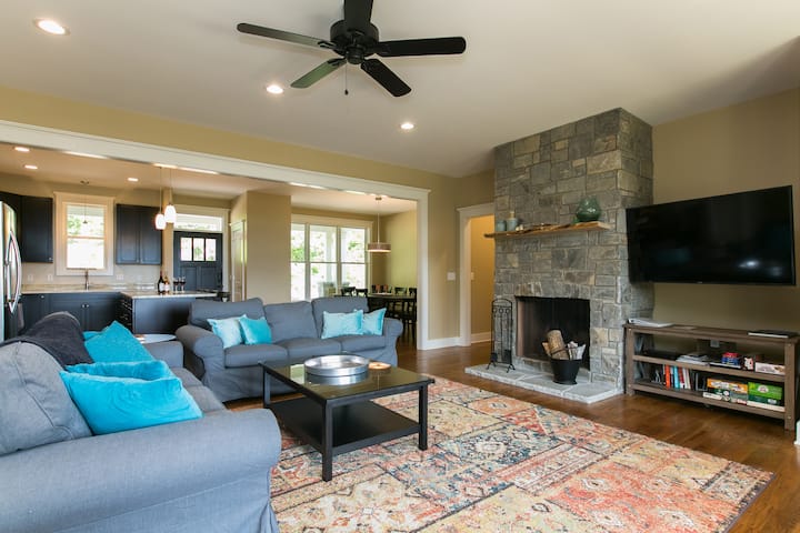 Stunning Long Range Mountain Views - 4 Br & 3 Ba! - Asheville, NC