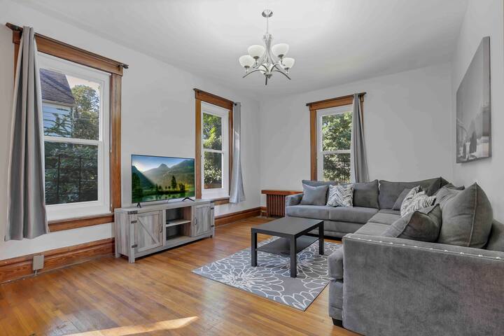 Spacious-6 Bedroom Comfortable Traditional Living gallery image 2