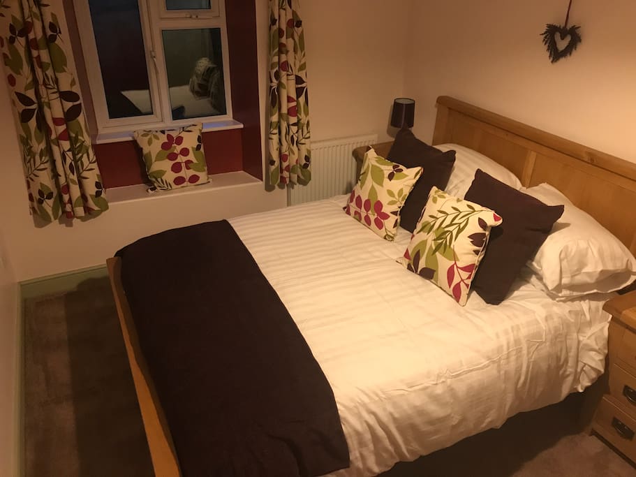 In the old part of the cottage, we have an Oak Queen bed with stunning views from the window seat of the Llamas across from the cottage ... beware, as in a lot of old cottages, the floor has a character of its own!!