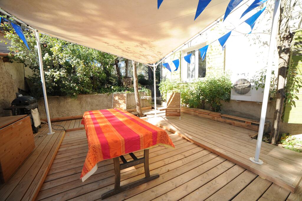 La grande terrasse surplombant la piscine.