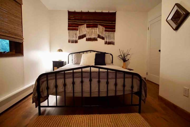 Dhoma e gjumit e dytë më e madhe në katin përdhes. Krevat dopio "queen".