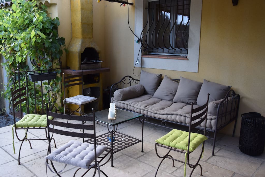 Salon extérieur et barbecue