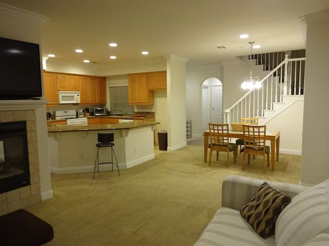 Private Room and Bath in Clean and Quiet Townhouse