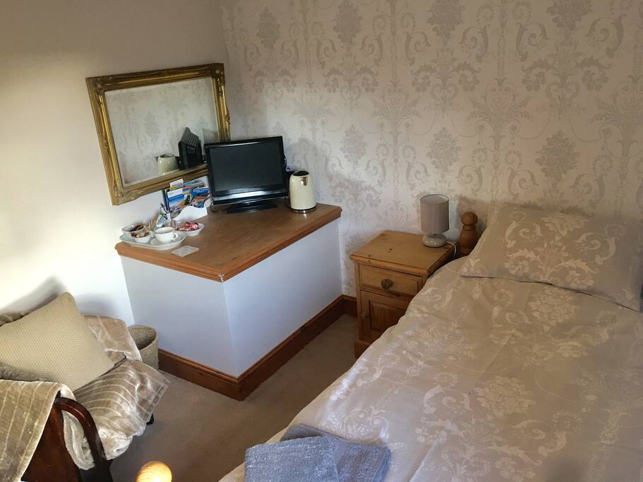 Single room, small wardrobe