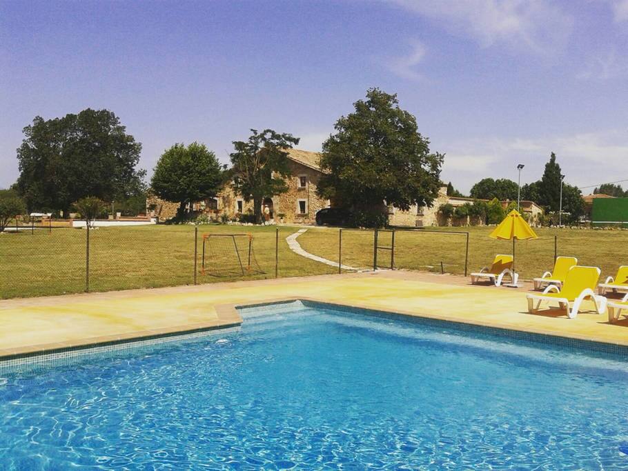 Piscina y fachada